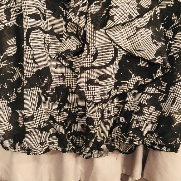 Black and white blouse. - Picture 5 of 7